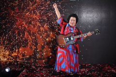 81歲搖滾奶奶苦練吉他20年，看過后真是帥了我一