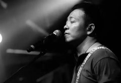 這個“少年”是和崔健比肩的搖滾偶像，更用歌
